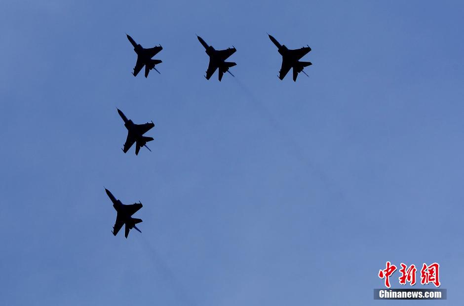 Des chasseurs-bombardiers JH-7 en vol.