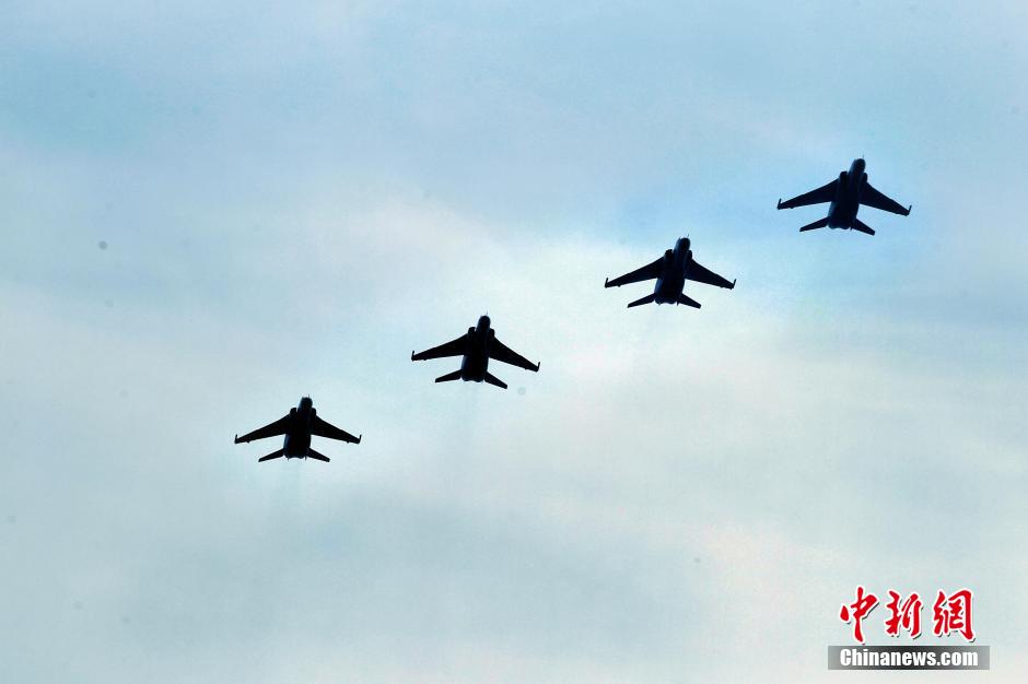 Des chasseurs-bombardiers JH-7 en vol.