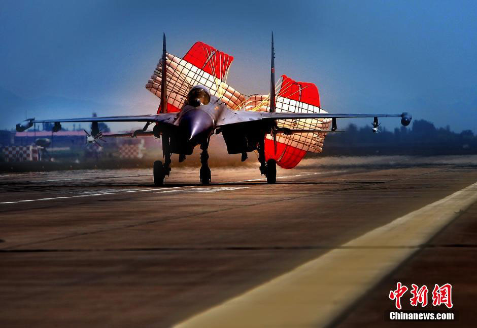 Un chasseur-bombardier J-11 à l’atterrissage.