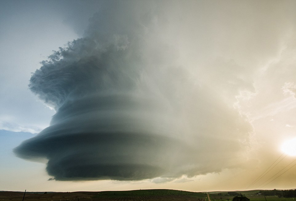 Un bien curieux nuage frappé par la foudre