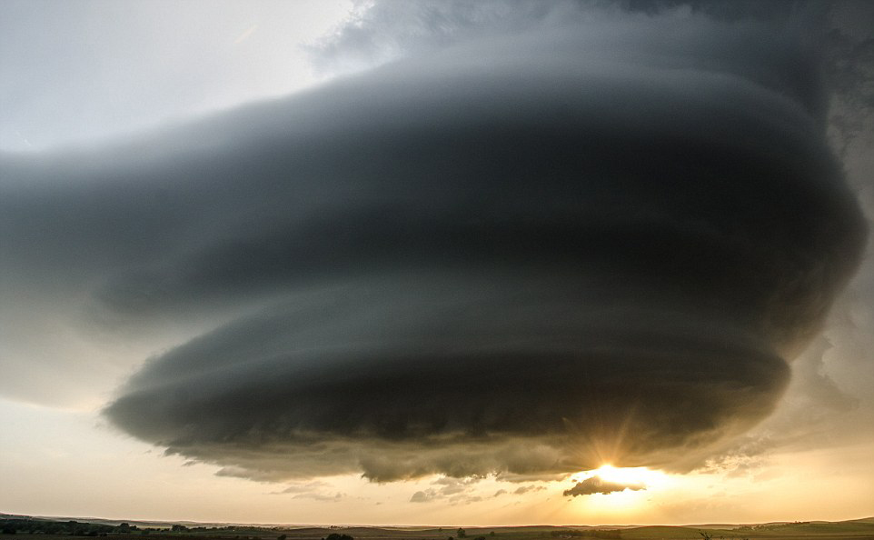 Un bien curieux nuage frappé par la foudre