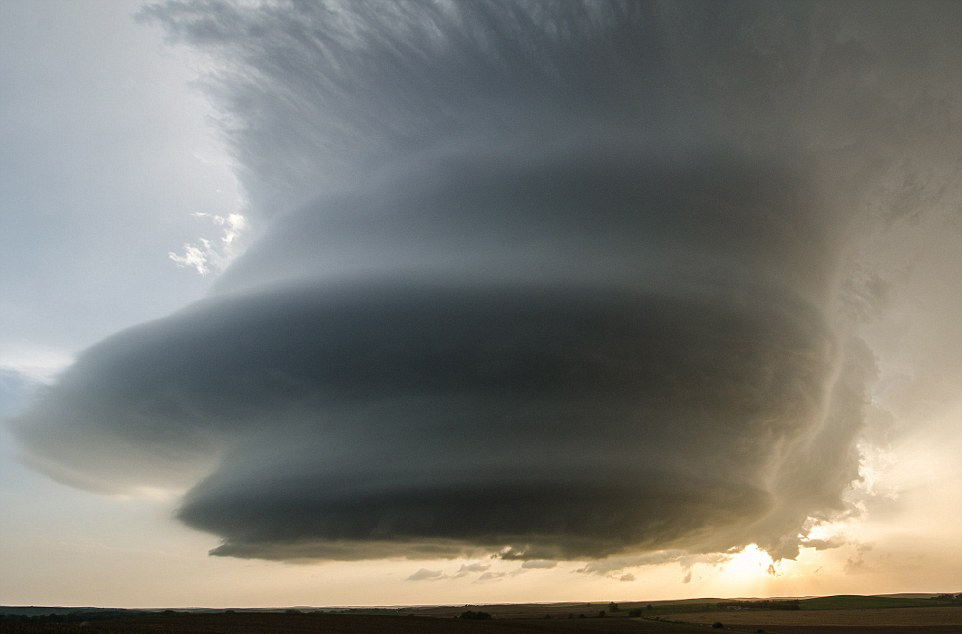 Un bien curieux nuage frappé par la foudre