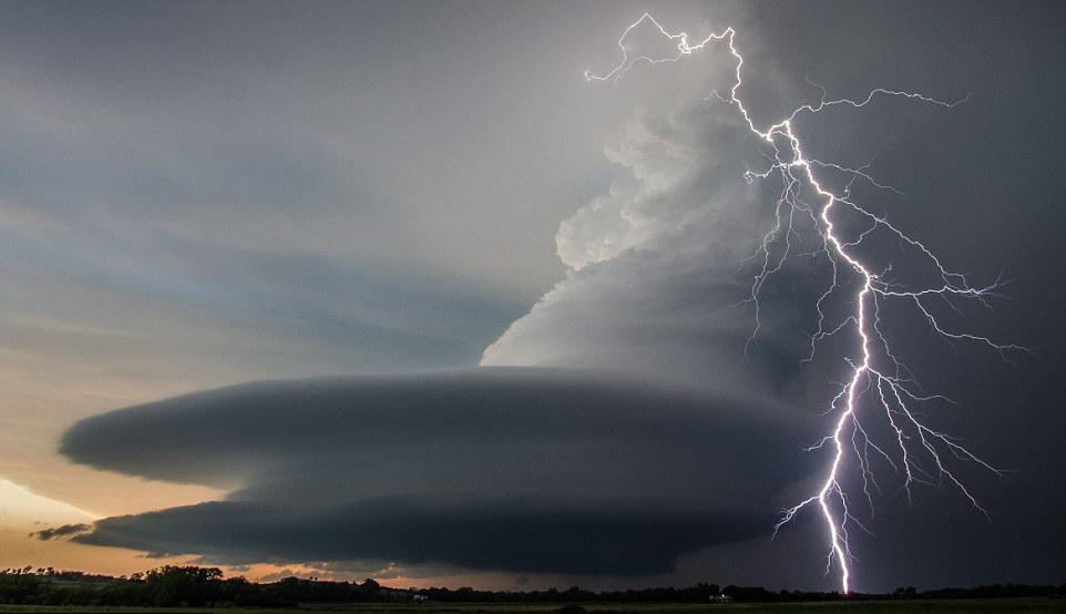 Un bien curieux nuage frappé par la foudre