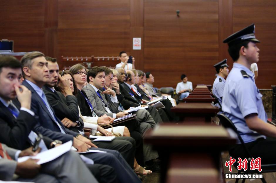 Des représentants du corps diplomatique étranger assistent à un procès concernant un litige de propriété intellectuelle internationale. Photo Li Huisi.