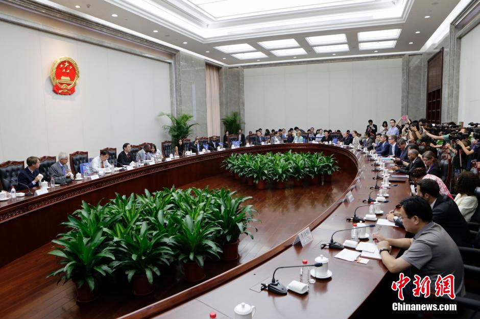 Zhou Qiang échange avec les envoyés diplomatiques étrangers. Photo Li Huisi.