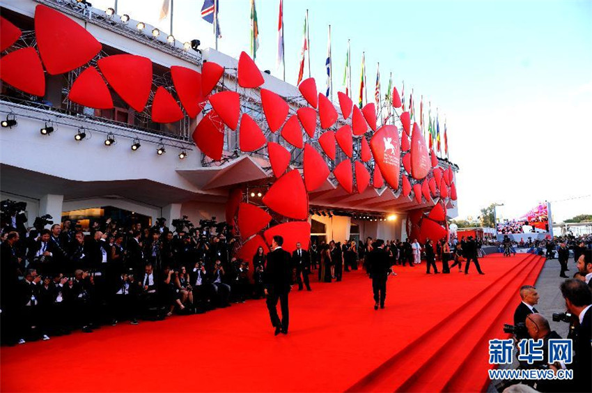 Une photo du tapis rouge de la Mostra, au Lido de Venise, le 27 ao?t. Xu Nizhi pour Xinhua.