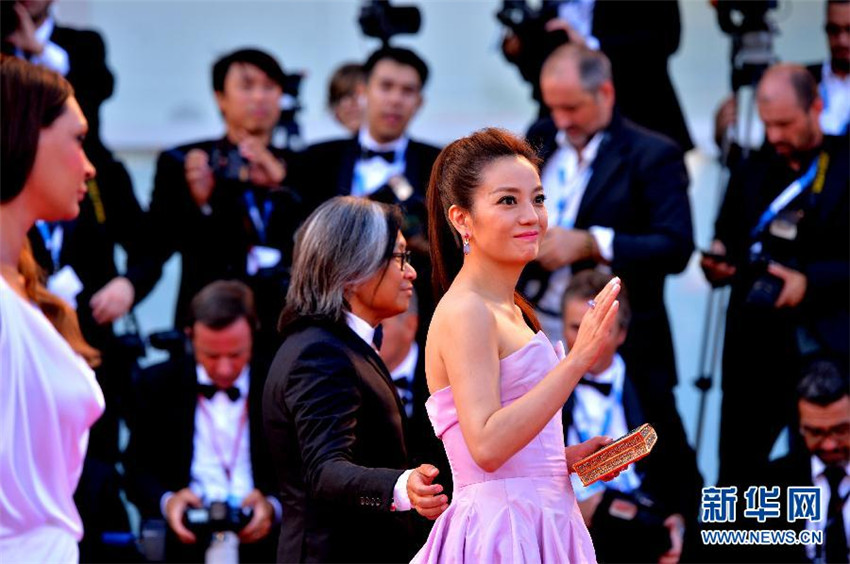 Peter Chan, le réalisateur du film ? Honey ?, et une de ses vedettes, Zhao Wei (à droite) sur le tapis rouge de la Mostra, le 27 ao?t au Lido de Venise. Xu Nizhi pour Xinhua.