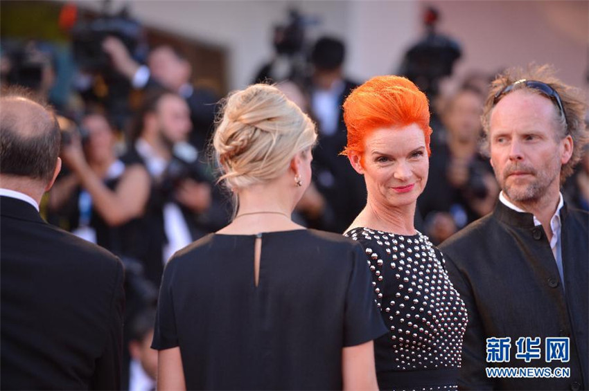 Sandy Powell (deuxième à droite), une des membres du jury du festival, sur le tapis rouge de la Mostra, le 27 ao?t au Lido de Venise. Xu Nizhi pour Xinhua.