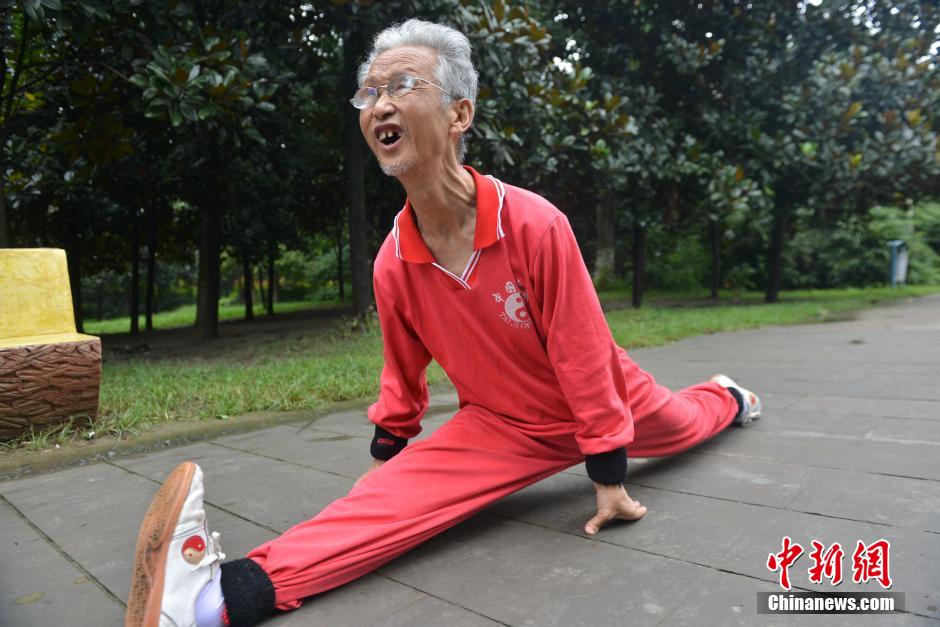 Chengdu : prouesse d'un contorsionniste octogénaire 