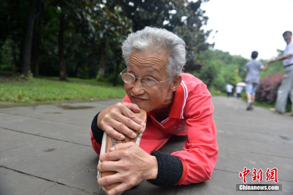 Chengdu : prouesse d'un contorsionniste octogénaire 