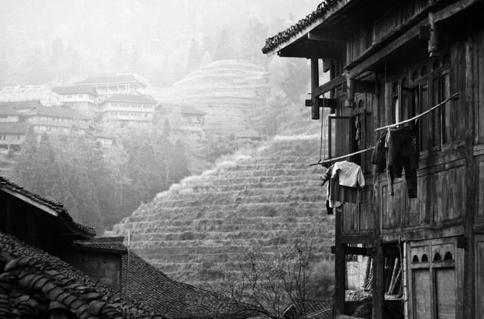 Des supports uniques adaptés par les femmes locales, les ?Diaojiaolou ? qui sont d’anciens pavillons sur pilotis.