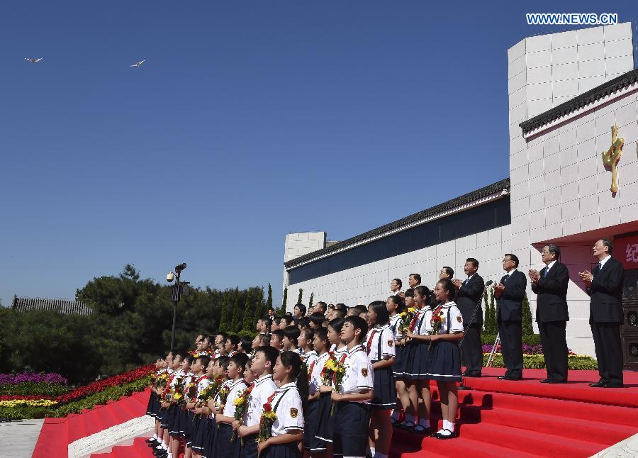 Les dirigeants chinois assistent à une cérémonie marquant la victoire de la Guerre anti-japonaise