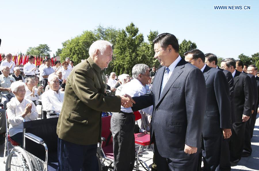 Les dirigeants chinois assistent à une cérémonie marquant la victoire de la Guerre anti-japonaise