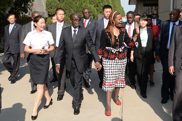 Le président zimbabwéen fait un chaleureux éloge des guerriers de terre cuite de Xi’an