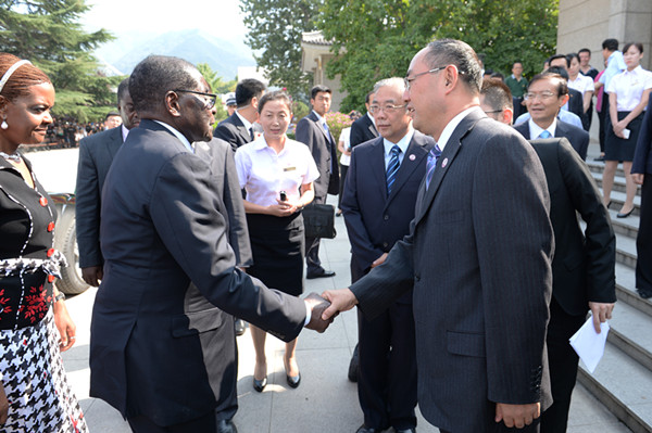 Le président zimbabwéen fait un chaleureux éloge des guerriers de terre cuite de Xi’an