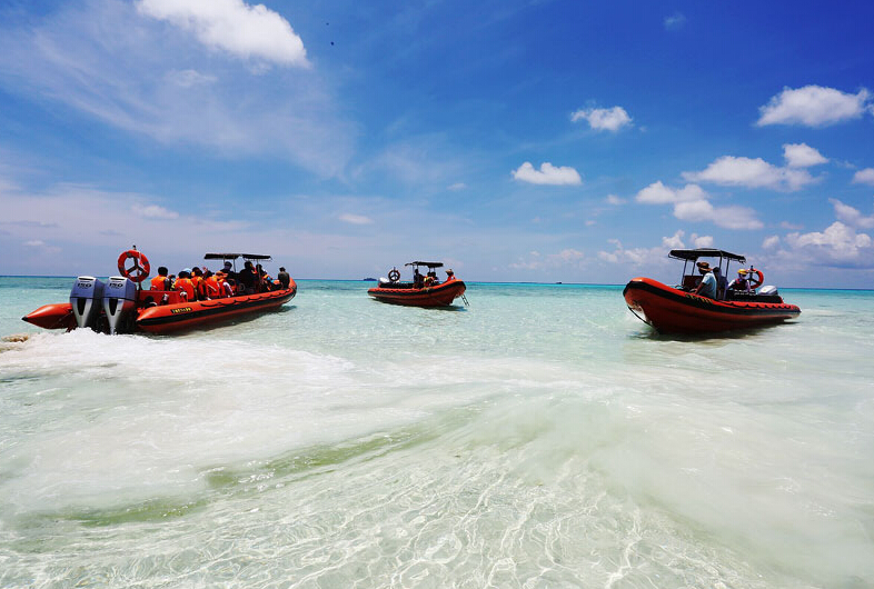 Des touristes vont vers l’?le Yinyu en bateaux rapides. [Photo/Xinhua]