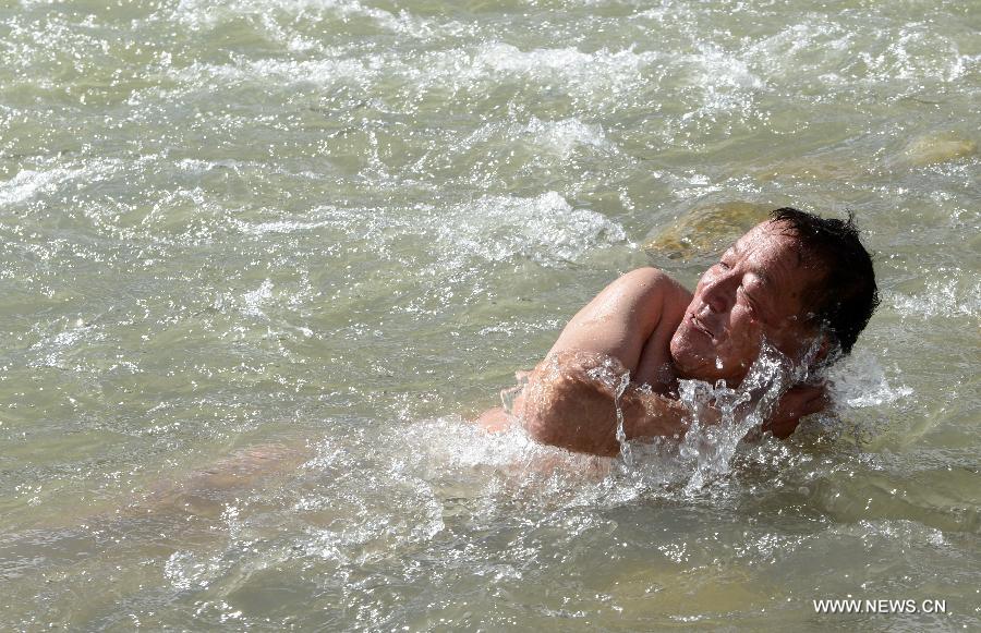 Les Tibétains s'amusent dans l'eau à l'occasion du Festival de la baignade 