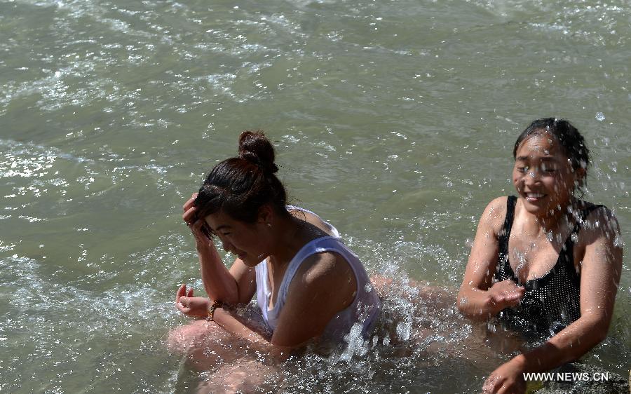 Les Tibétains s'amusent dans l'eau à l'occasion du Festival de la baignade 