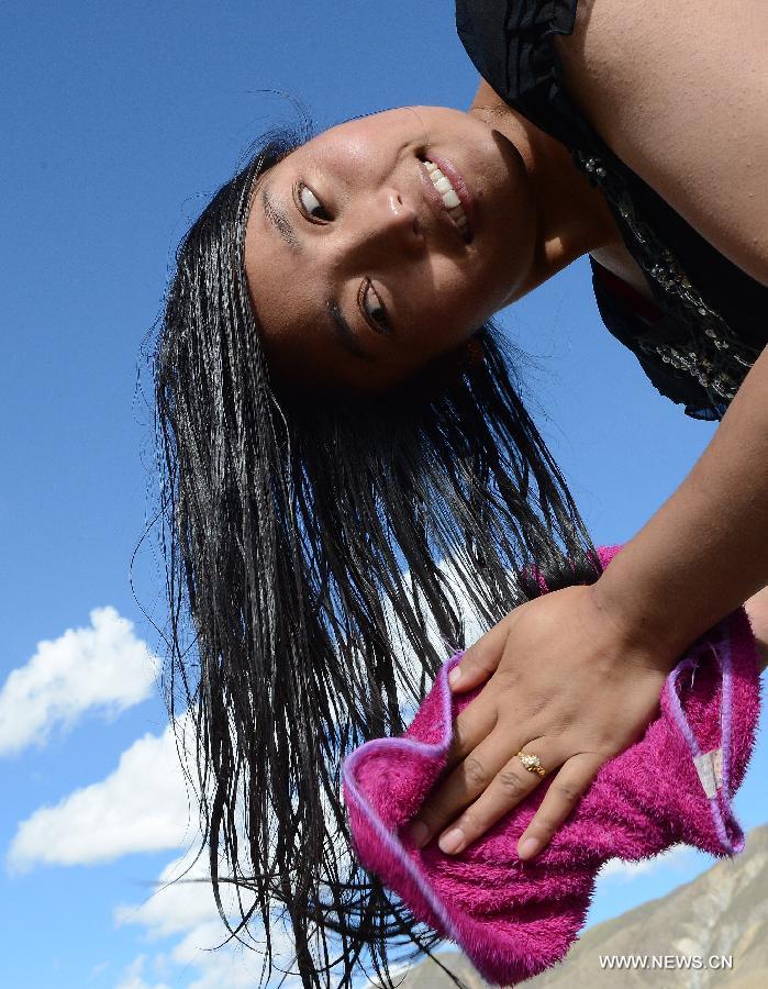 Les Tibétains s'amusent dans l'eau à l'occasion du Festival de la baignade 