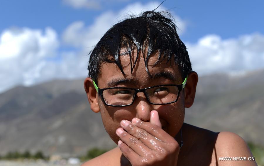 Les Tibétains s'amusent dans l'eau à l'occasion du Festival de la baignade 