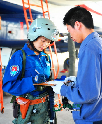 Des chasseuses au salon de l’Airshow China 2014