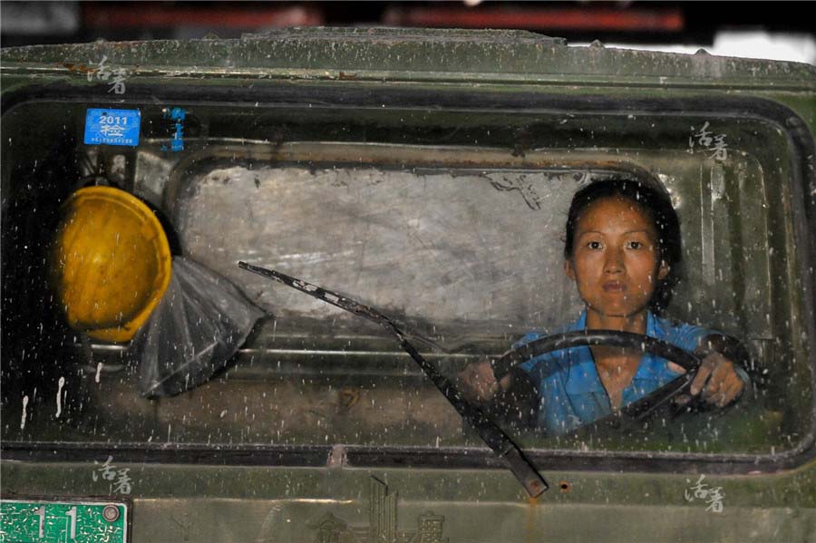 Yuan Huomei, 26 ans, conduit des camions sur un chantier de construction. Elle a quitté son emploi dans une usine de chaussures et a suivi son mari pour travailler dans le domaine de la construction. [Photo/qq.com]