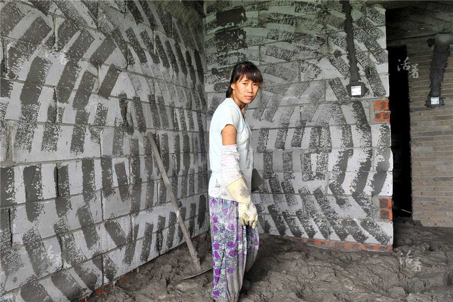 Xia Kaimei, 43 ans, opère dans le secteur de la construction avec son mari depuis 10 ans. Le couple commence à travailler à 4 heures du matin pour finir après 19 heures, sans pause l'après-midi. [Photo/qq.com]