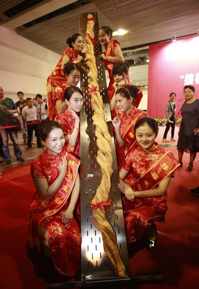 Le plus grand Youtiao du monde au Festival de la Cuisine Chinoise de Wuhan