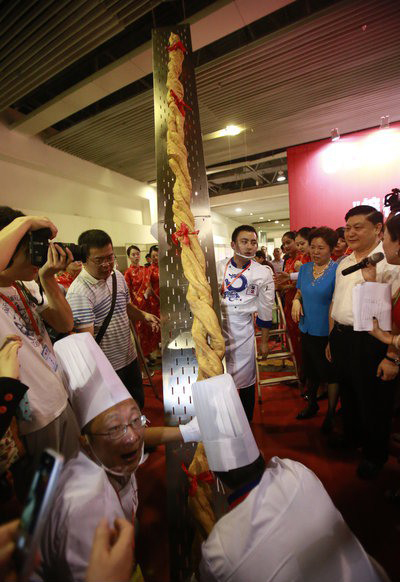 Le plus grand Youtiao du monde au Festival de la Cuisine Chinoise de Wuhan