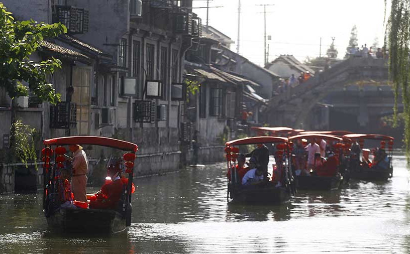 Noce traditionnelle chinoise dans un village antique