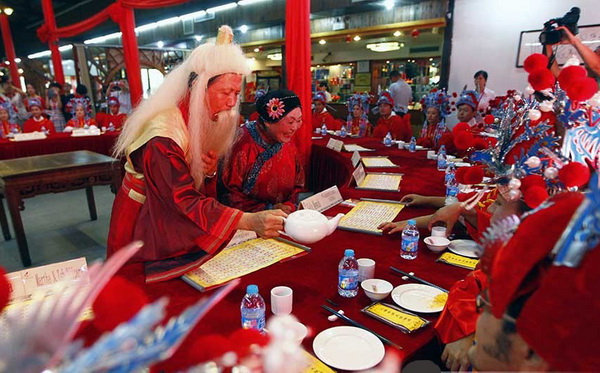 Noce traditionnelle chinoise dans un village antique