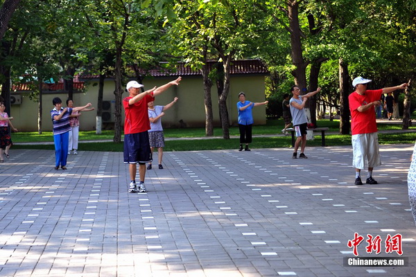 Les groupes venant faire de l’exercice et de la danse de square affluent au Parc du Lac Longtan. Photo Jin Shuo pour Xinhua. 