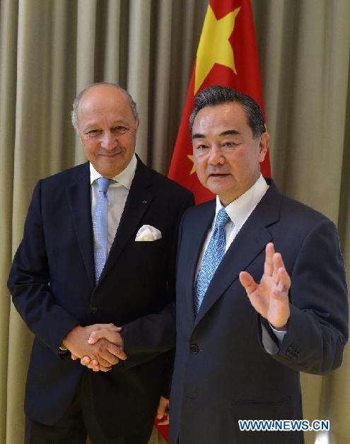 Le ministre chinois des AE rencontre son homologue fran?ais pour discuter des relations et des affaires internationales