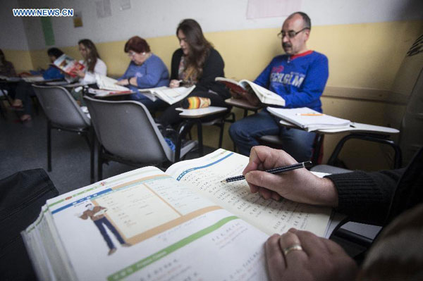 Un étudiant lors d’un exercice de niveau 4 de l’apprentissage de la langue chinoise, dans une salle de classe du Centre Universitaire des langues parrainé par l'Institut Confucius de Buenos Aires, dans la capitale argentine, le 26 septembre 2014. La Journée de ces établissements est célébrée dans le monde entier, le 27 septembre marquant le 10e anniversaire de la création des instituts Confucius.