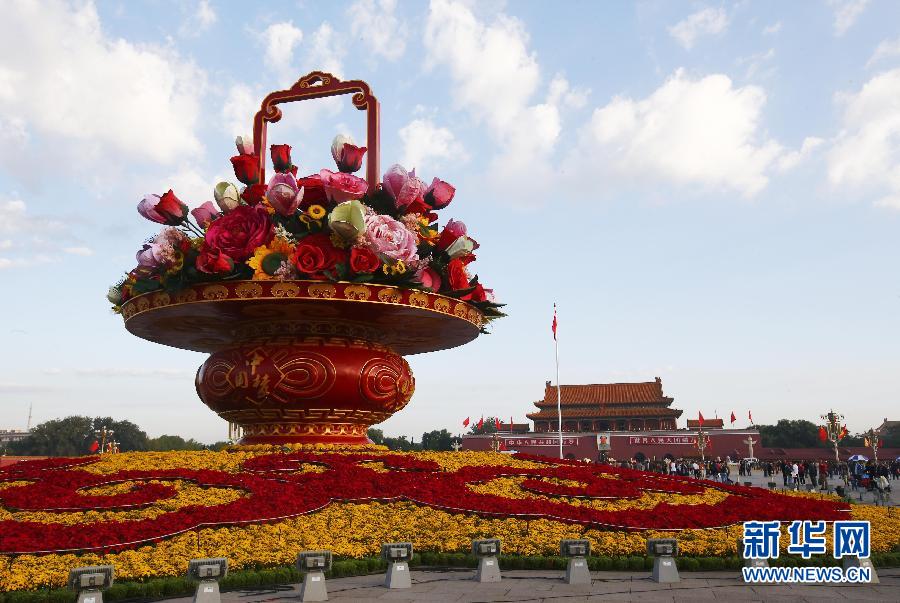 La mise en place du grand panier de fleurs de la Place Tian'anmen est terminée