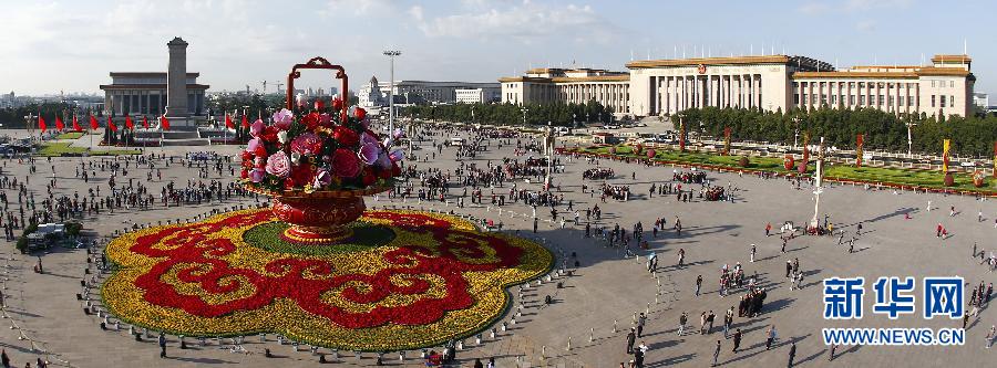 La mise en place du grand panier de fleurs de la Place Tian'anmen est terminée