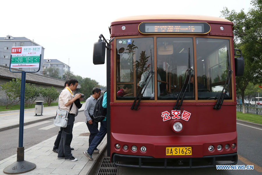 Des autobus d'époque mis en service à Beijing pour transporter les passagers dans le temps