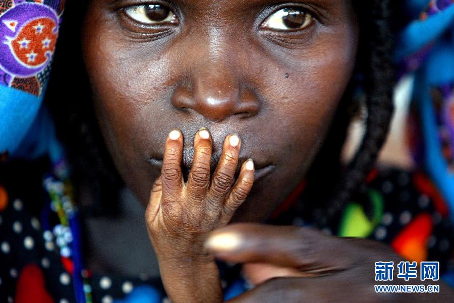 Le 1er ao?t 2005, dans une agence de secours au Niger, un bébé d’un an, atteint de malnutrition grave, touche les lèvres de sa mère.