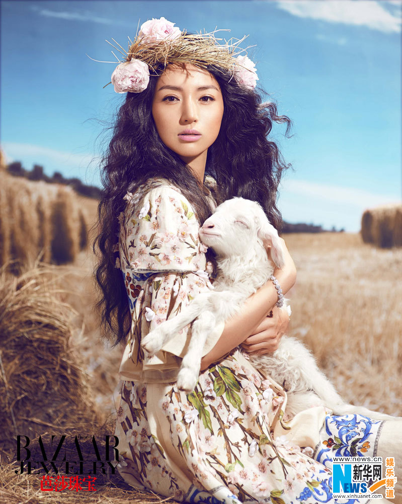 L'actrice chinoise Dong Xuan pose pour un magazine 