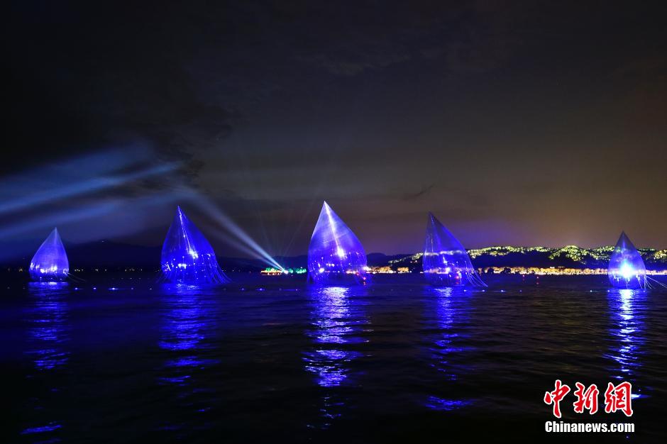 Des gouttes d'eau sur le Lac de l'Ouest