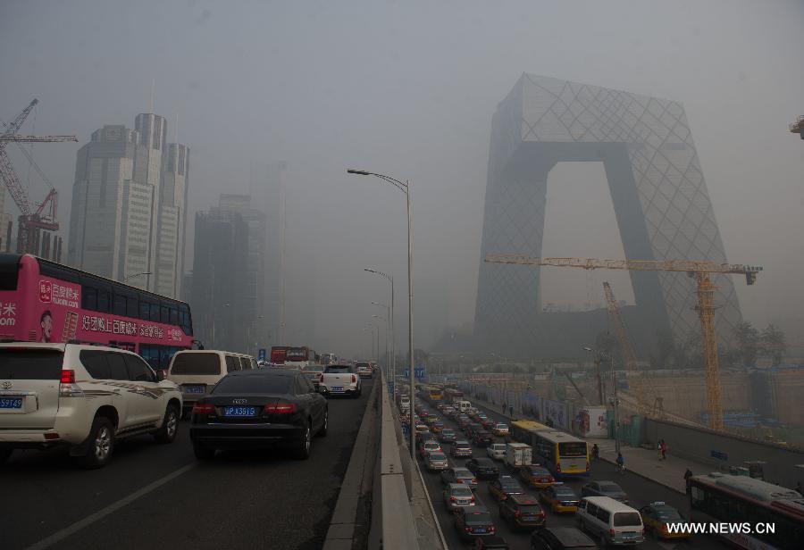 Un épais smog enveloppe la ville de Beijing