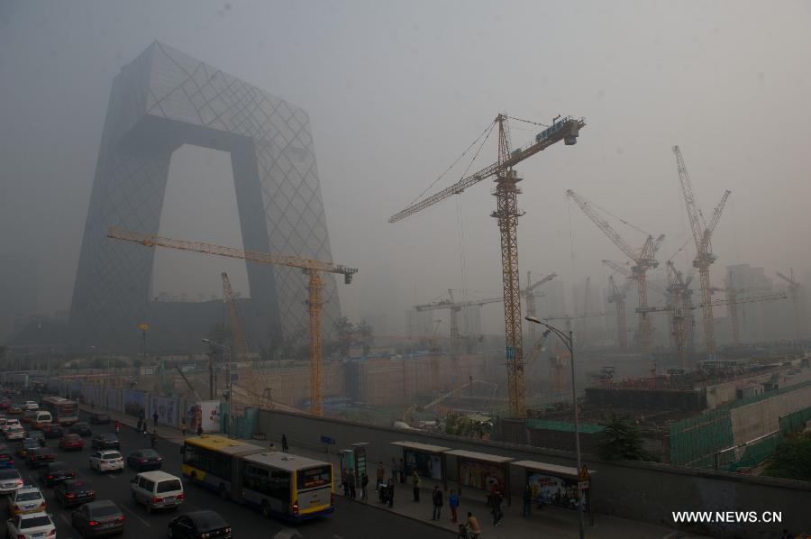 Un épais smog enveloppe la ville de Beijing