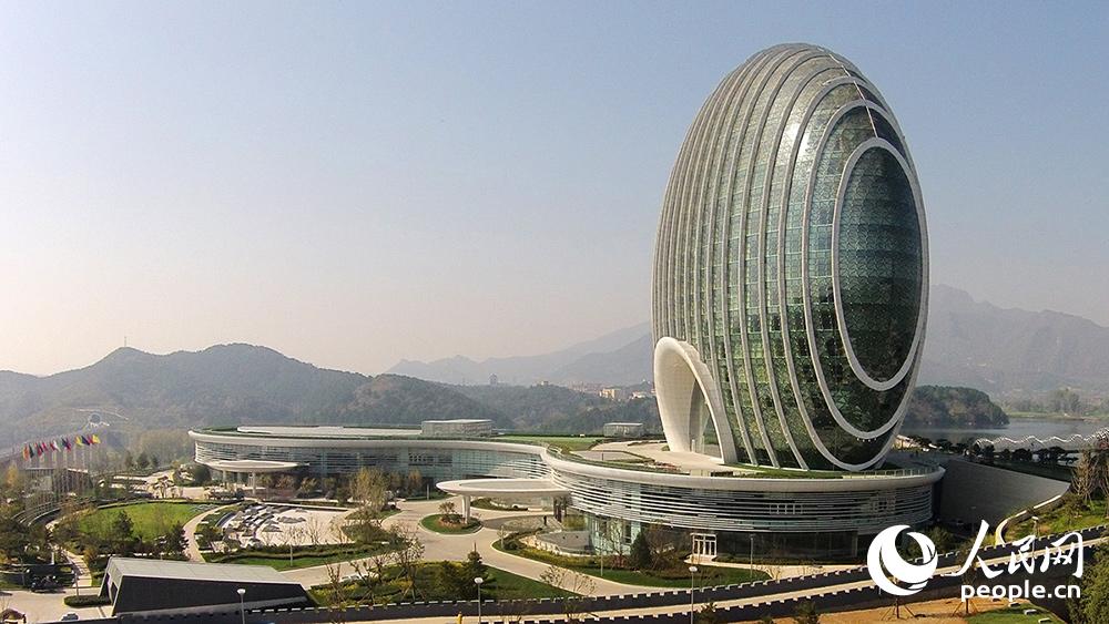 Une vue aérienne du Sunrise Oriental Hotel sur l'?le du Lac Yanqi, à Beijing, qui va accueillir le sommet de l'APEC.