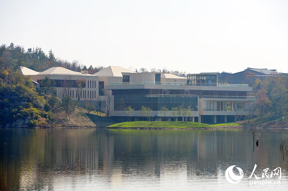 Le Centre des Conventions Internationales et ses 12 villas présidentielles installées à proximité, sur l’?le du Lac Yanqi.