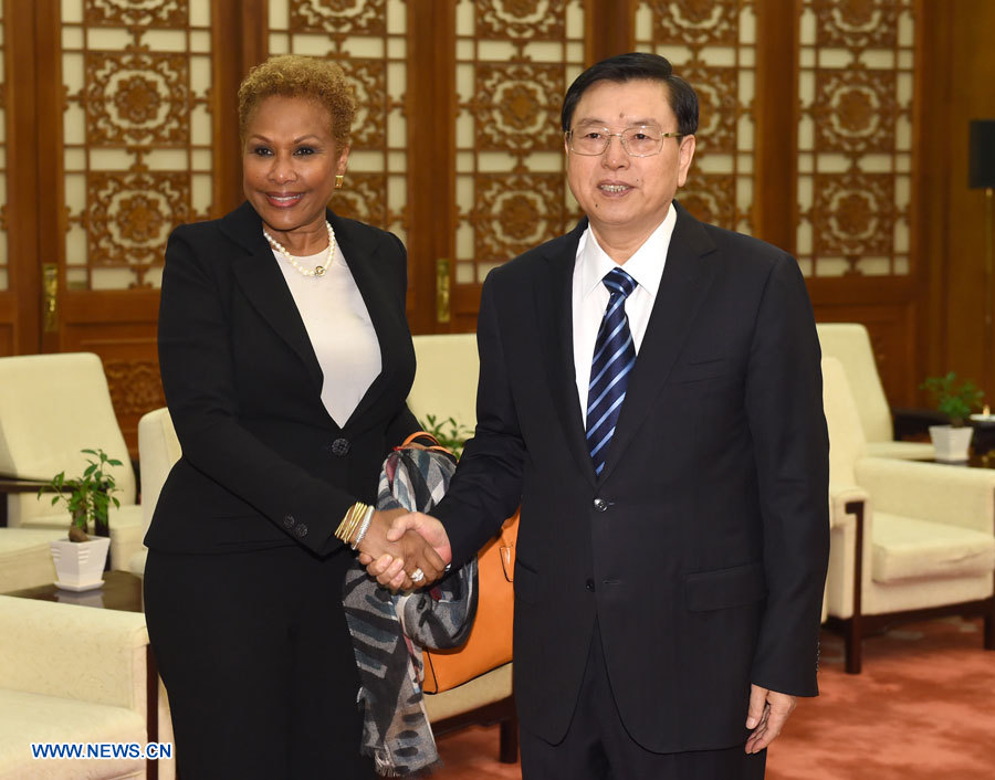 Zhang Dejiang (à droite), président du Comité permanent de l'Assemblée populaire nationale (APN, parlement chinois), rencontre la présidente du Sénat des Bahamas, Sharon Wilson.