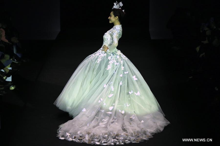 Semaine de mode de Chine: Liu Xuan présente une robe de mariée 