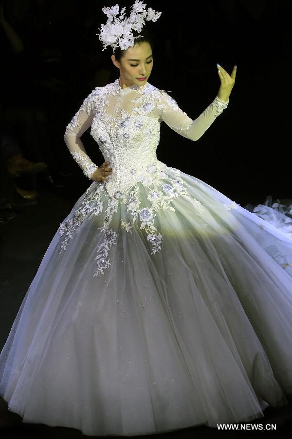 Semaine de mode de Chine: Liu Xuan présente une robe de mariée 