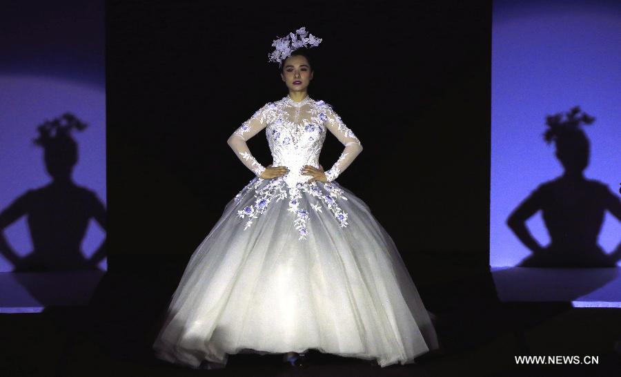 Semaine de mode de Chine: Liu Xuan présente une robe de mariée 