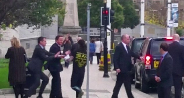 David Cameron bousculé par un mystérieux inconnu à Leeds