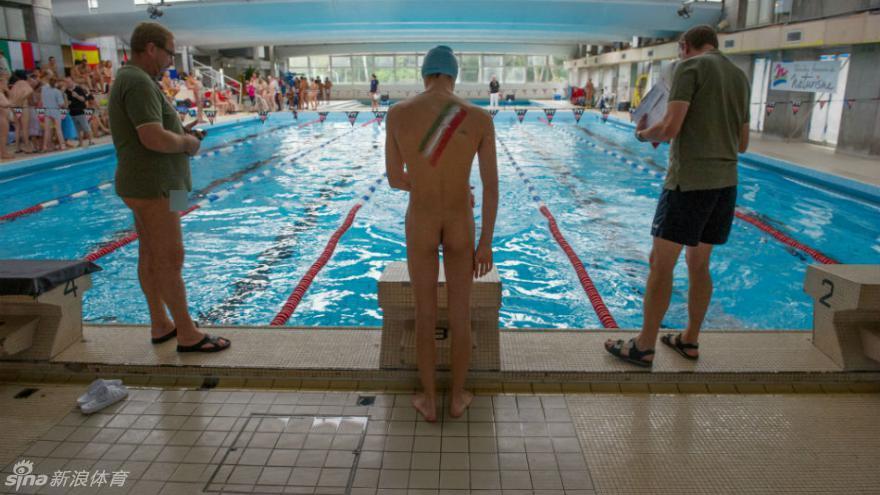 Un concours de natation bien spécial en Alsace